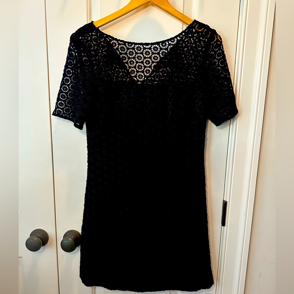 Fun & flirty Lilly Pulitzer shift dress. Gorgeous eyelet overlay detail. Size 4